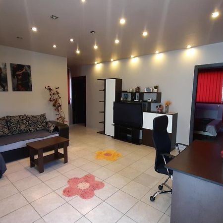 Spacious, Modern Condo In New Villa - Sleeps 6 Бухарест Экстерьер фото